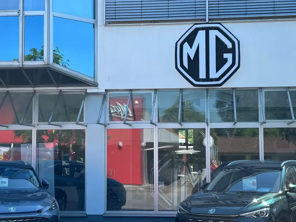 Mg showroom autohaus lutz fuerstenfeldbruck 1024x768