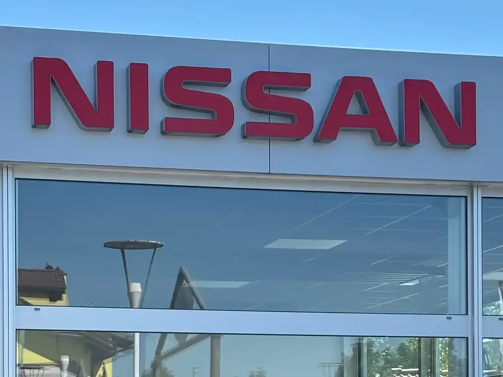 Nissan showroom fassade juke autohaus lutz fuerstenfeldbruck 1024x768