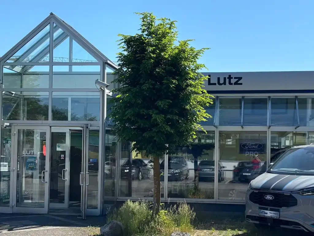 Eingang glaspavillon autohaus lutz fuerstenfeldbruck.jpg 1024x768